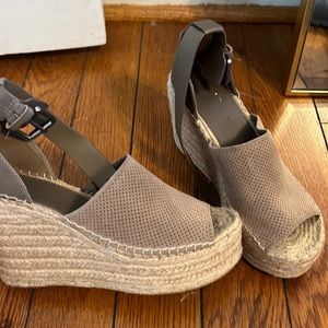 Marc Fisher women’s size 8 wedge. Never worn